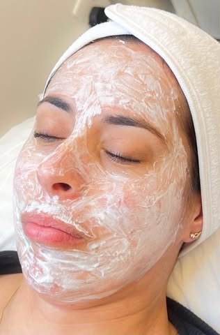 Facial cleansing treatment with a mask